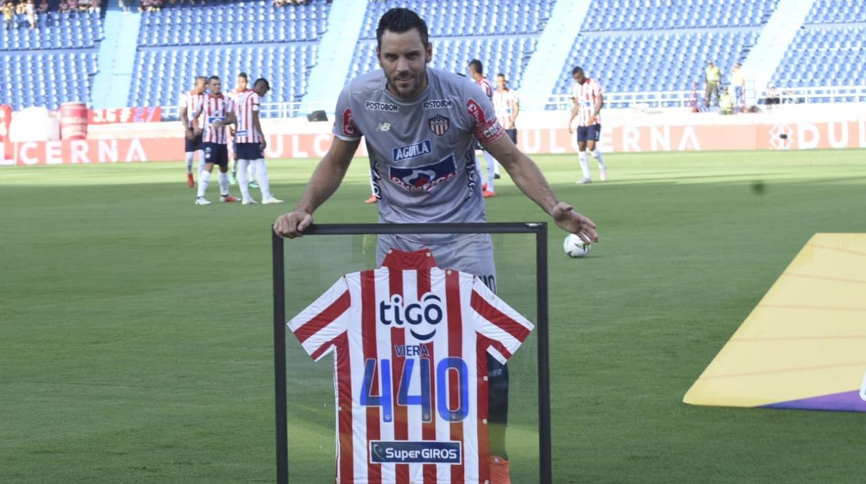 Sebastián Viera con su camiseta.