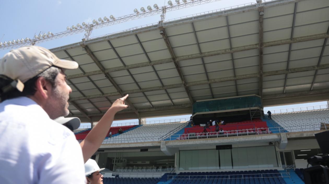 El Alcalde inspeccionando la nueva cabina de transmisión. 