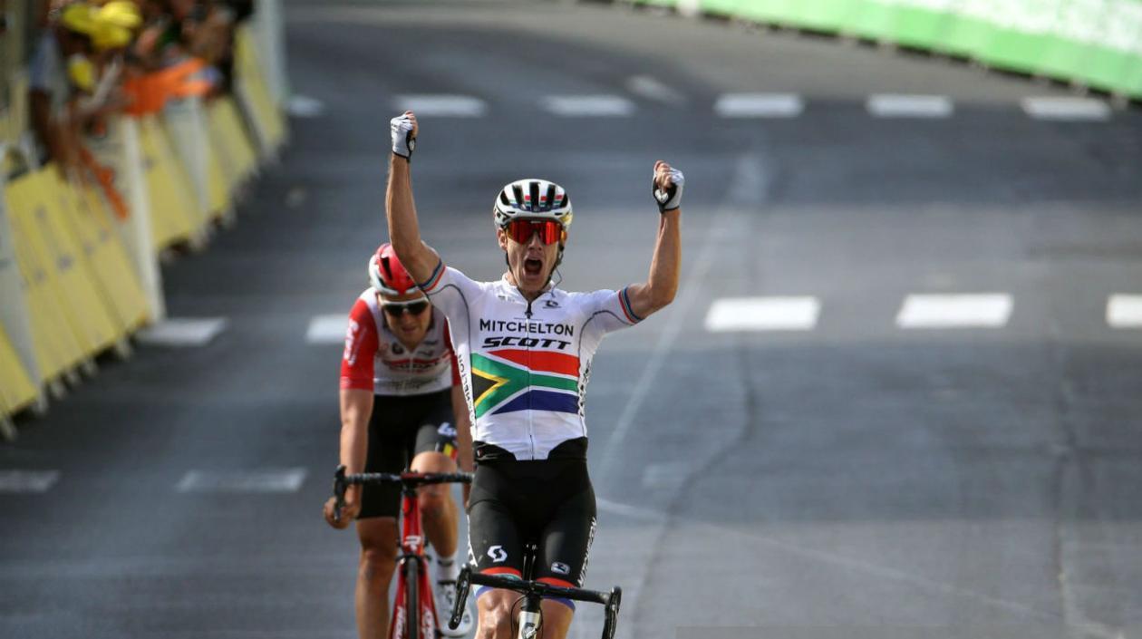 Daryl Impey se impone en la línea de meta. 