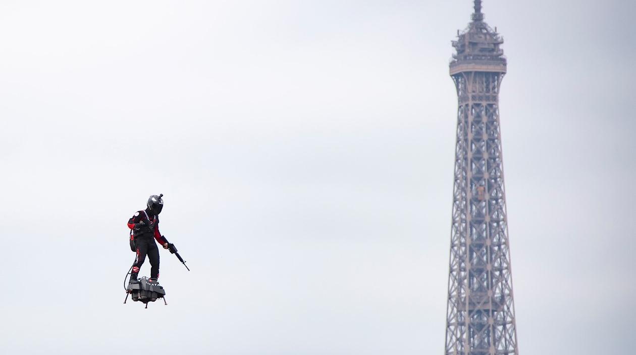 Franky Zapata vuela con la Torre Eiffel de fondo. 