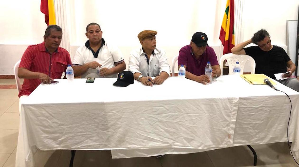 Los dirigentes dando a conocer su pronunciamiento.