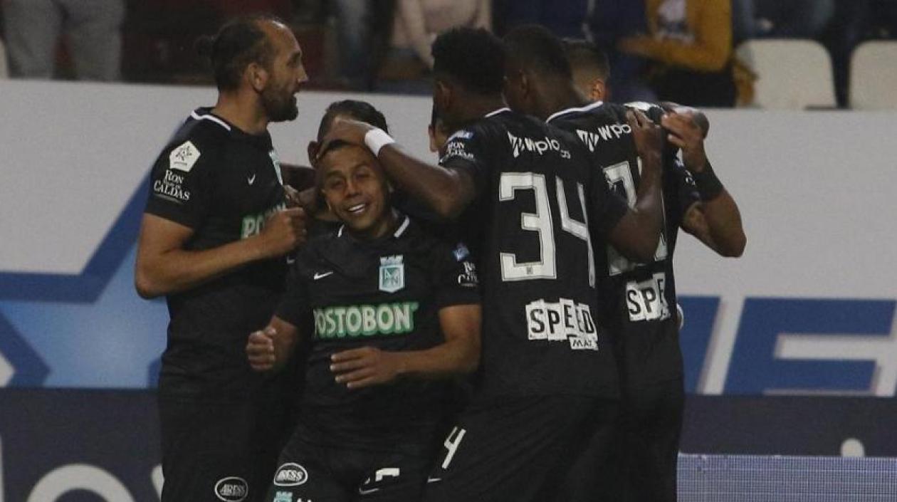 Vladimir Hernández es felicitado por sus compañeros. 