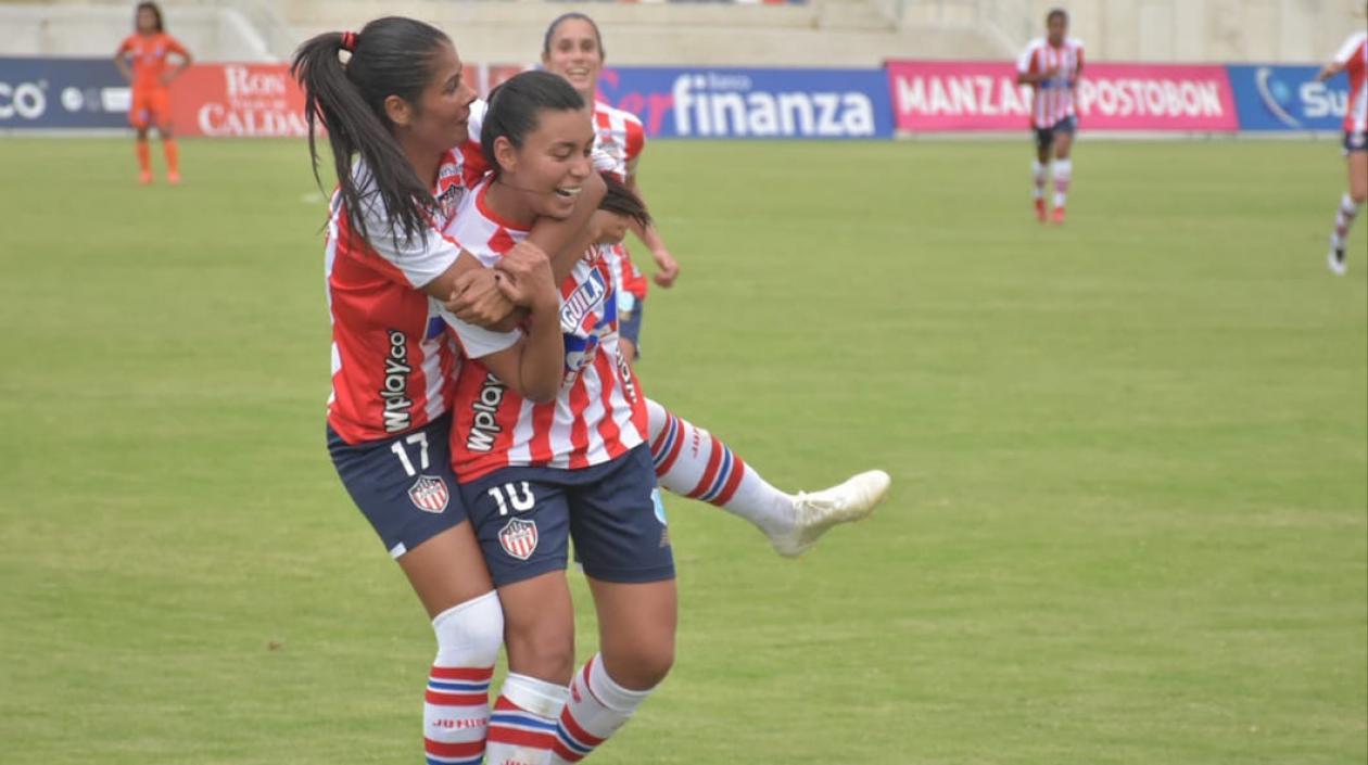 Renata Arango felicitando a Yoreli Rincón por el golazo.