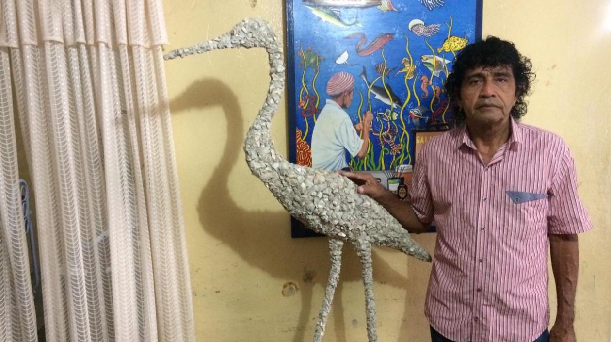 El escultor Alfredo González posando junto a su obra 'La Garza'.