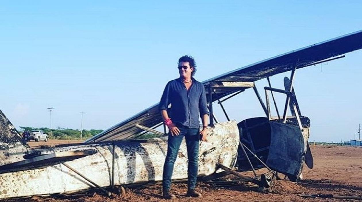 Carlos Vives posa con la avioneta de la confusión. 