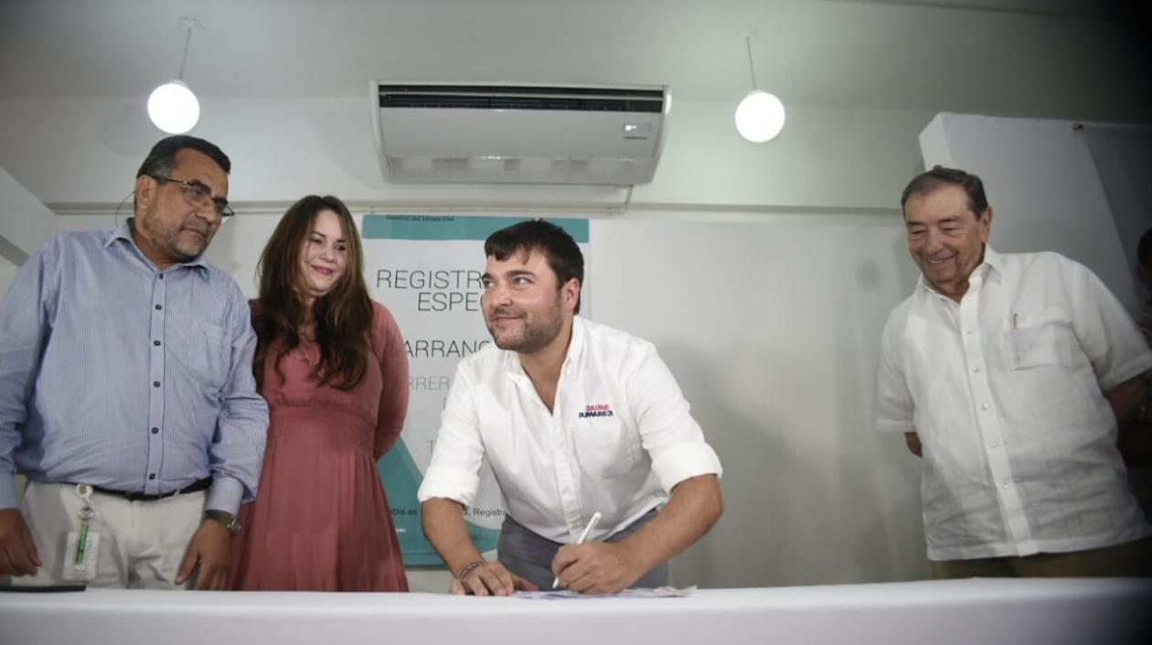 Jaime Pumarejo Heins cuando firmaba su inscripción en la Registraduría. Lo observa Fuad Char.