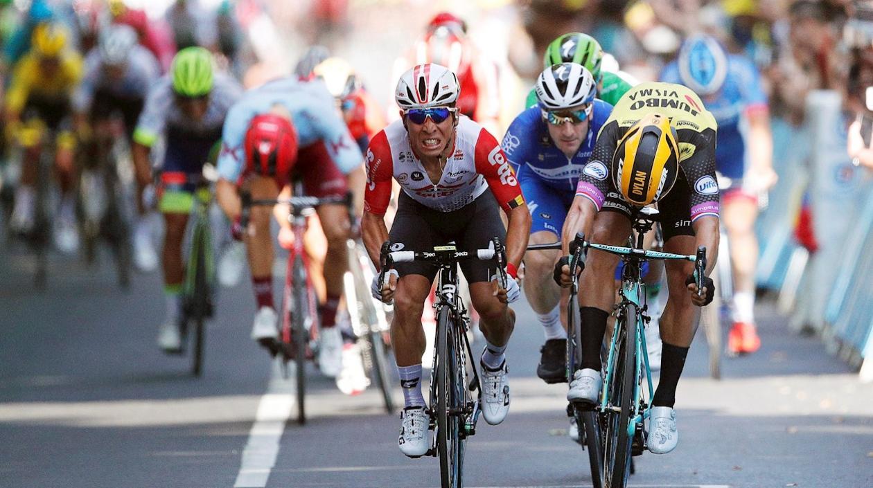 Caleb Ewan se impone en la llegada. 
