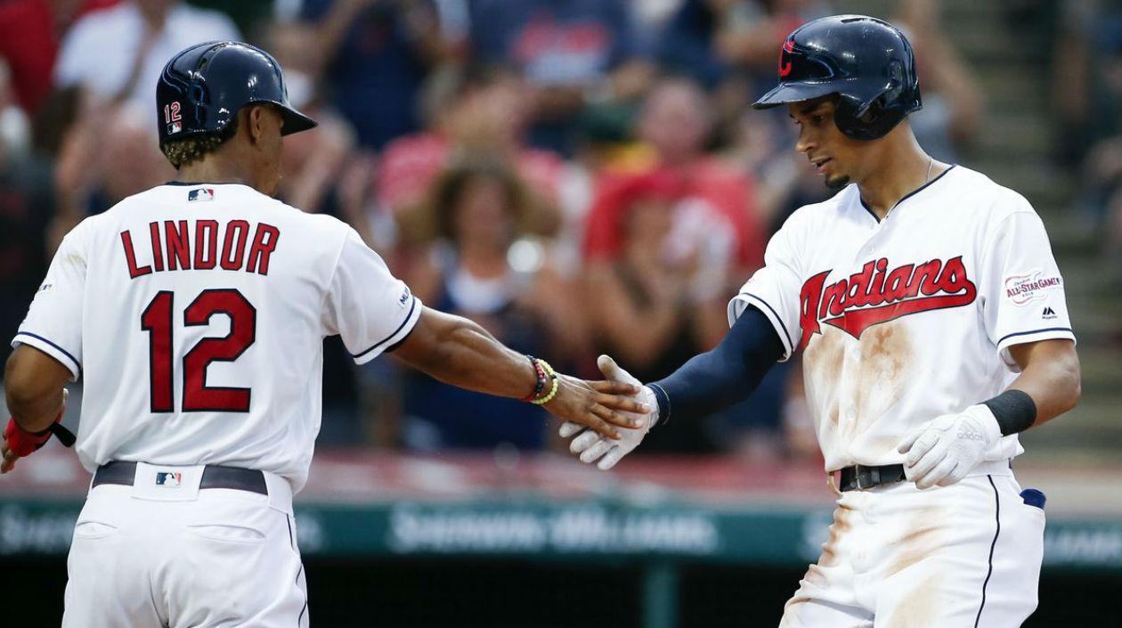 Francisco Lindor se saluda con Óscar Mercado, tras el cuadrangular. 