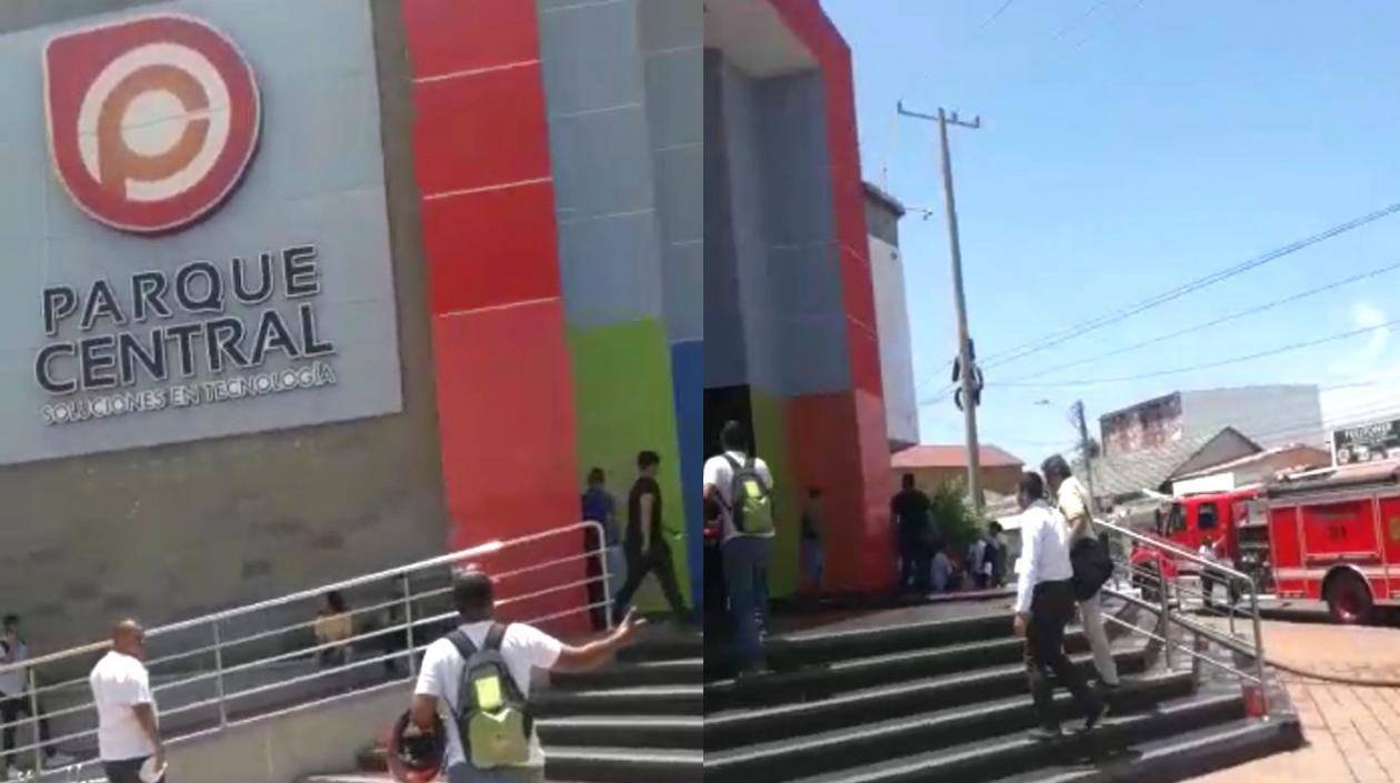 Máquinas del Cuerpo de Bomberos en el Parque Central