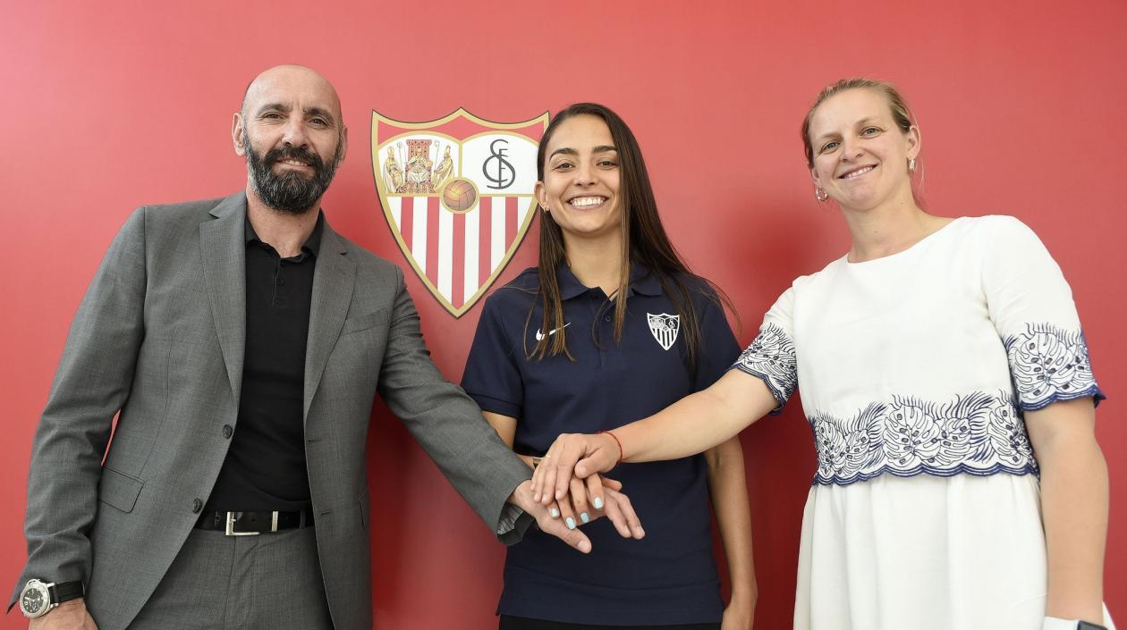 Isabella Echeverri tras firmar su contrato con el Sevilla. 