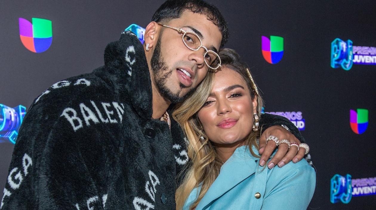 El cantante puertorriqueño Anuel AA (i) y la cantante colombiana Carol G posan en los Premios Juventud 2019, en las instalaciones.