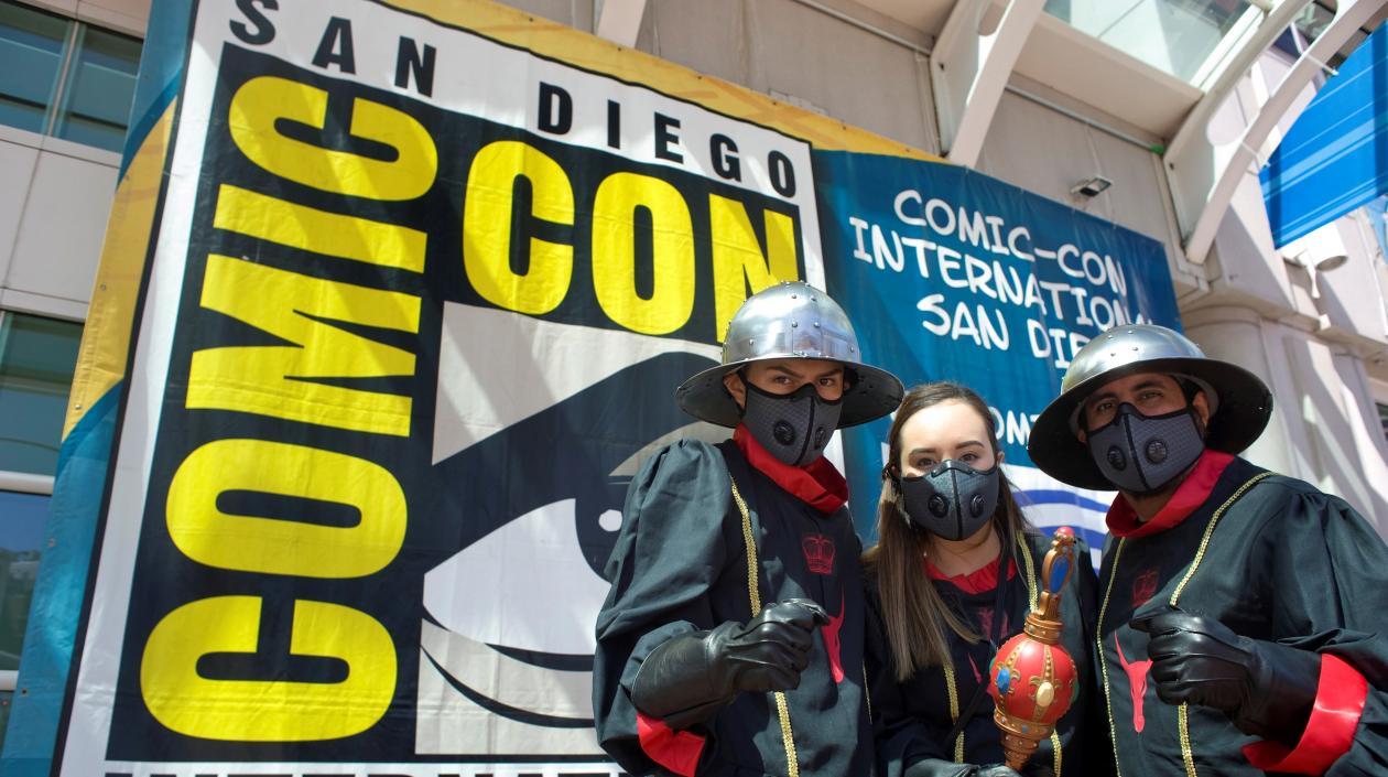 Personas disfrazadas como sus personajes favoritos.