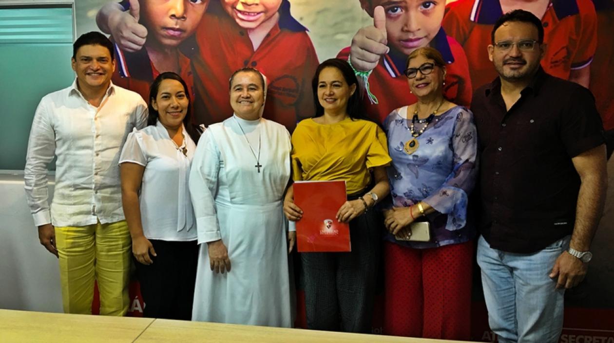 Tito Crissien, las rectoras de las Escuelas y Dagoberto Barraza.