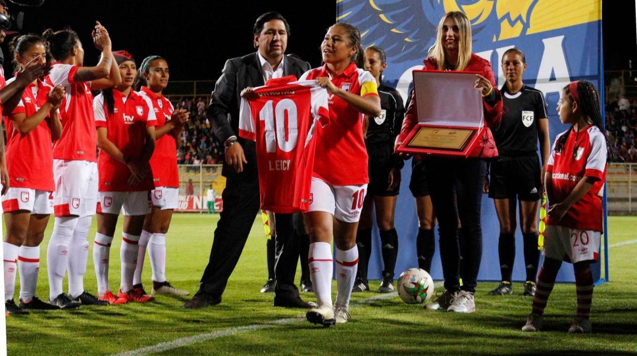 Leicy Santos e el homenaje de despedida de Santa Fe.