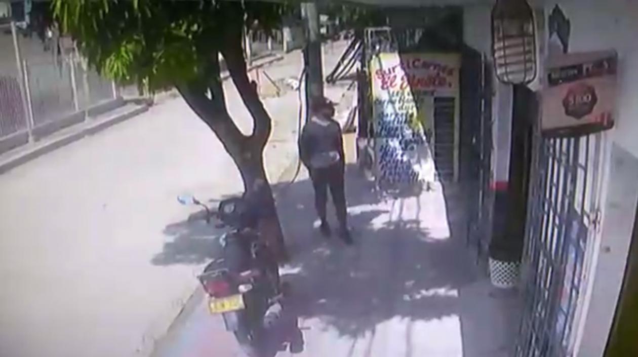 El ladrón quedó grabado al ingresar a la tienda y luego al salir corriendo.