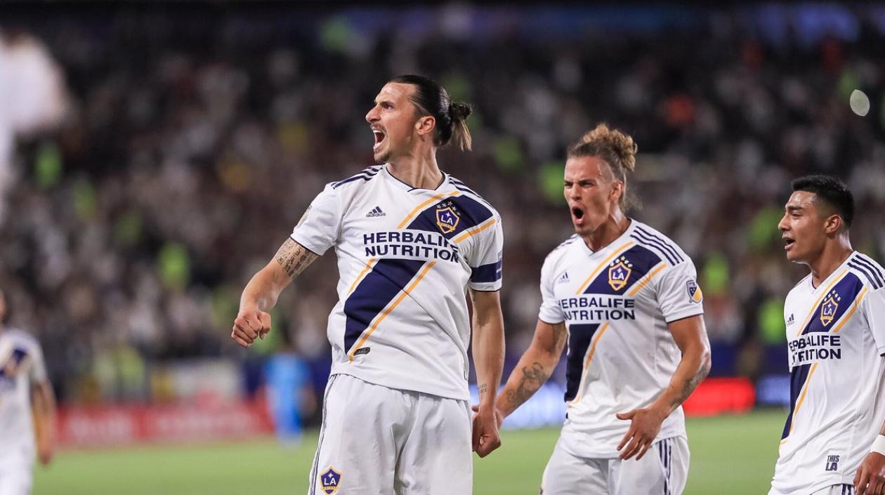 Zlatan Ibrahimovic celebra una de sus anotaciones. 