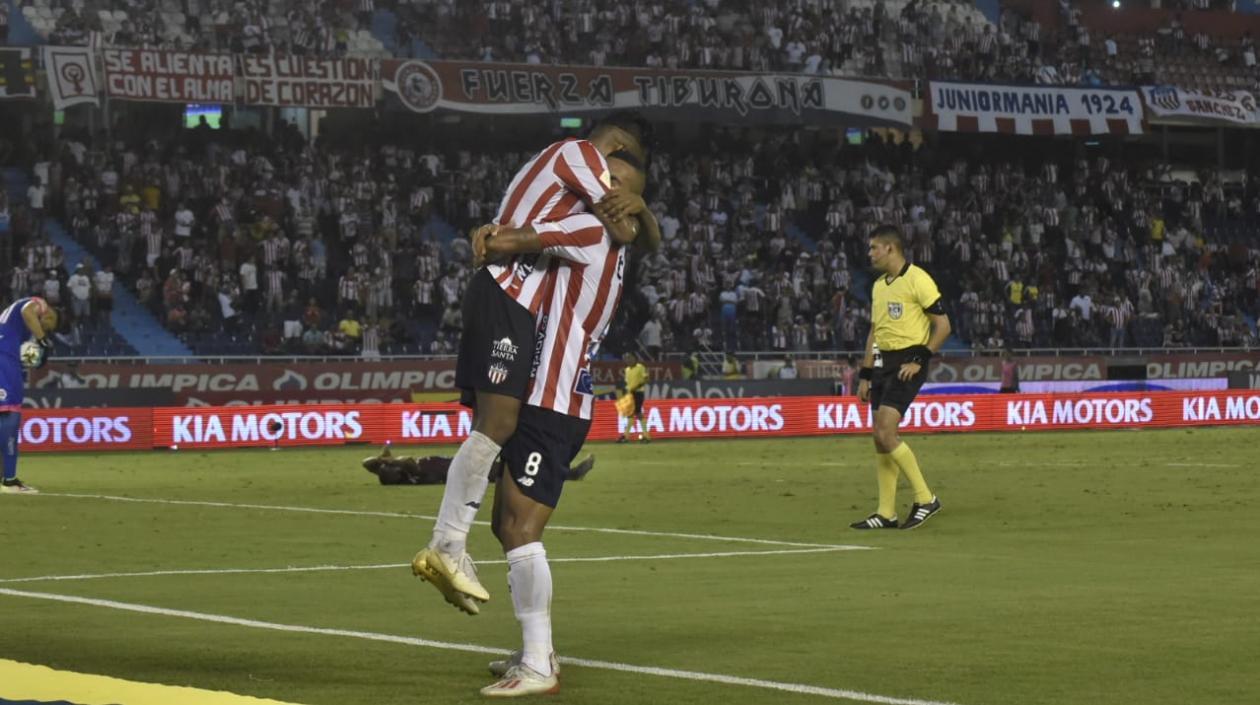 Luis González festeja con Freddy Hinestroza. 