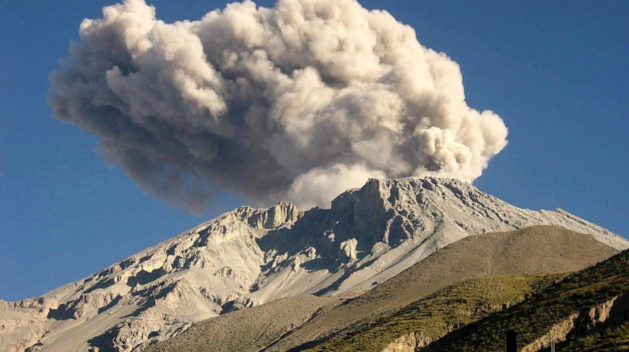 En la imagen, el volcán Ubinas de Perú. 