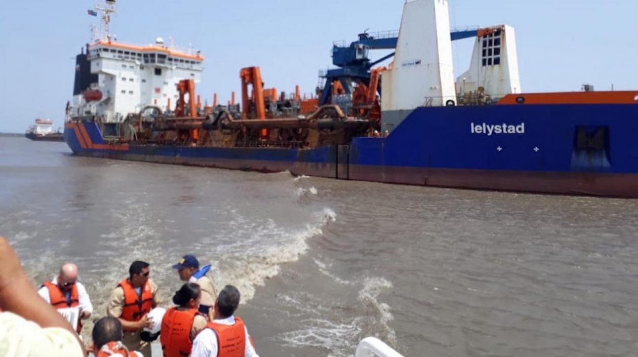 La draga Lelystad contratada por Cormagdalena.