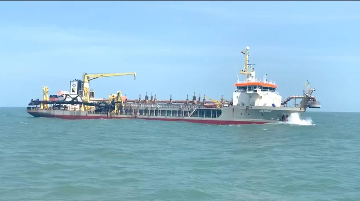 La draga 'Medway' permaneció fondeada en la zona próxima de Bocas de Ceniza.