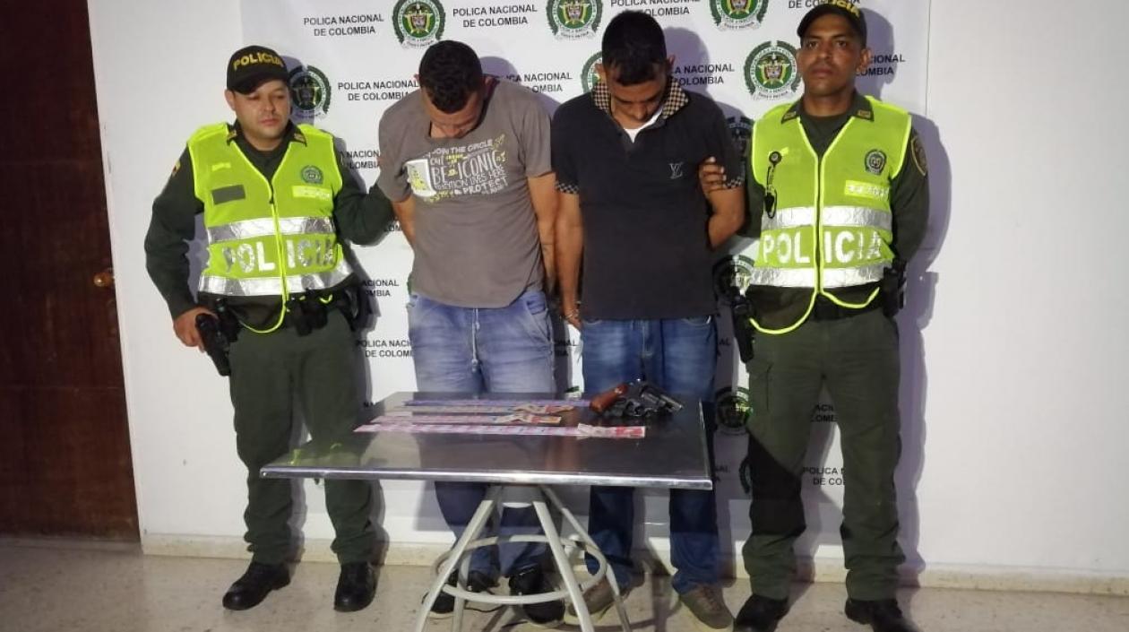 Los presuntos fleteros fueron perseguidos por motociclistas y capturados por la Policía.