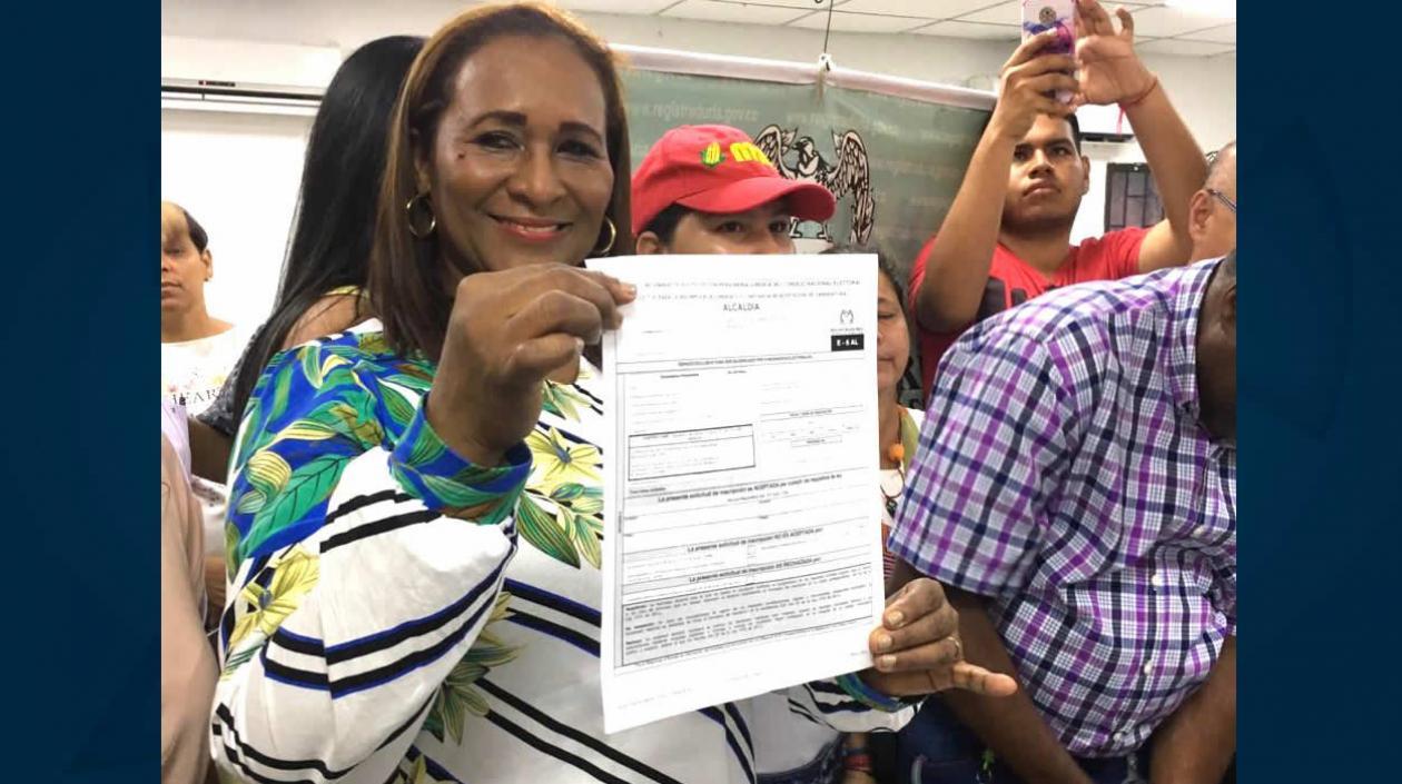 Beatriz Barraza Parra, tras inscribir su candidatura.