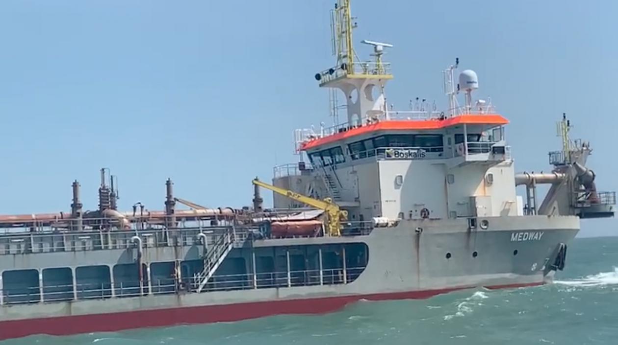 La draga 'Medway' no pudo pasar de Bocas de Ceniza.