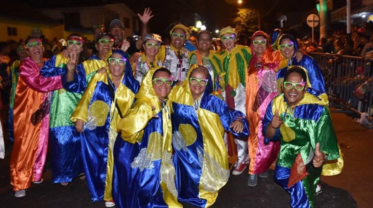 Integrantes de la comparsa Chiva Periodística.