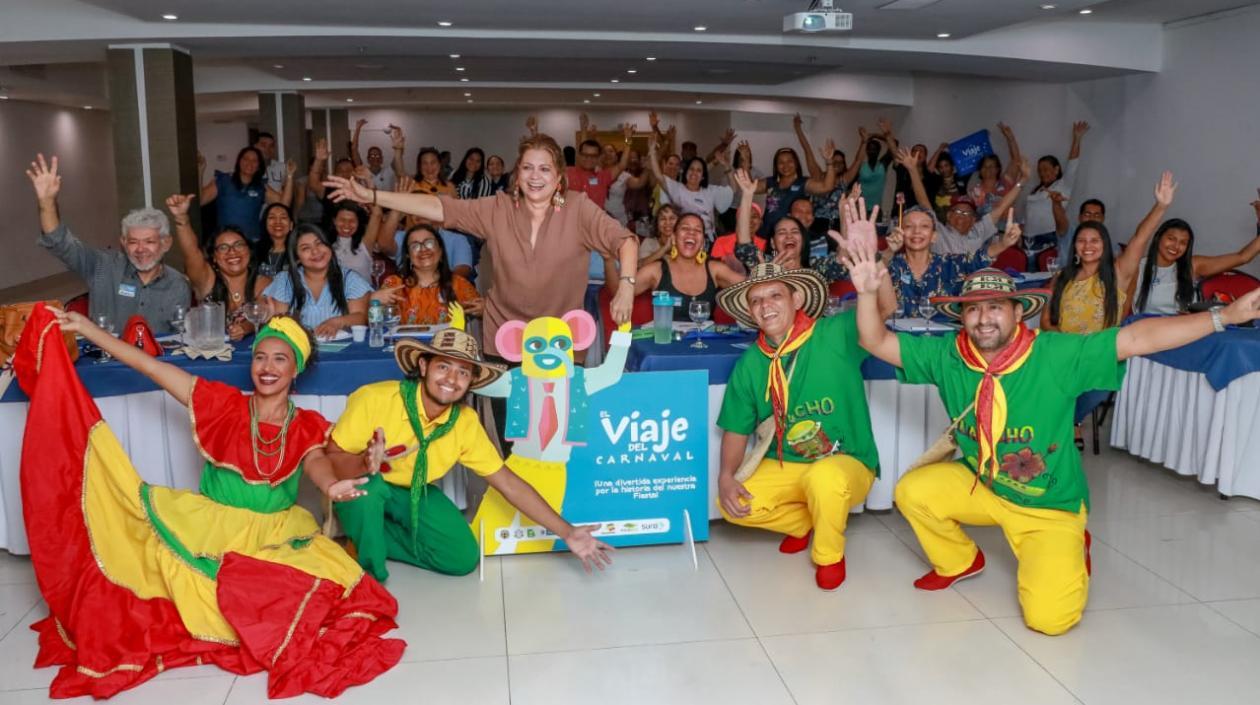Docentes junto a la directora de Carnaval, Carla Celia.