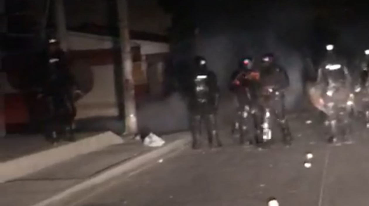 El Esmad intervino ante bloqueos y quema de llantas en Las Moras por la falta de energía.