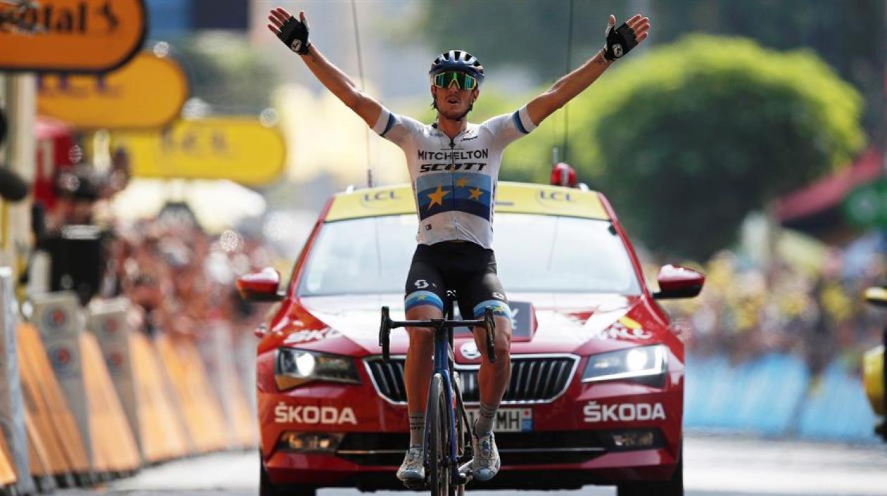 El italiano Matteo Trentin en la meta de la etapa 17.