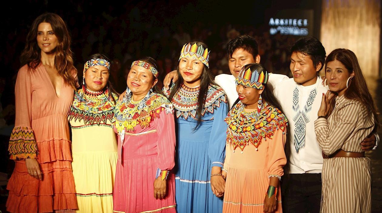 La actriz Juana Acosta acompañada por artesanos indígenas.