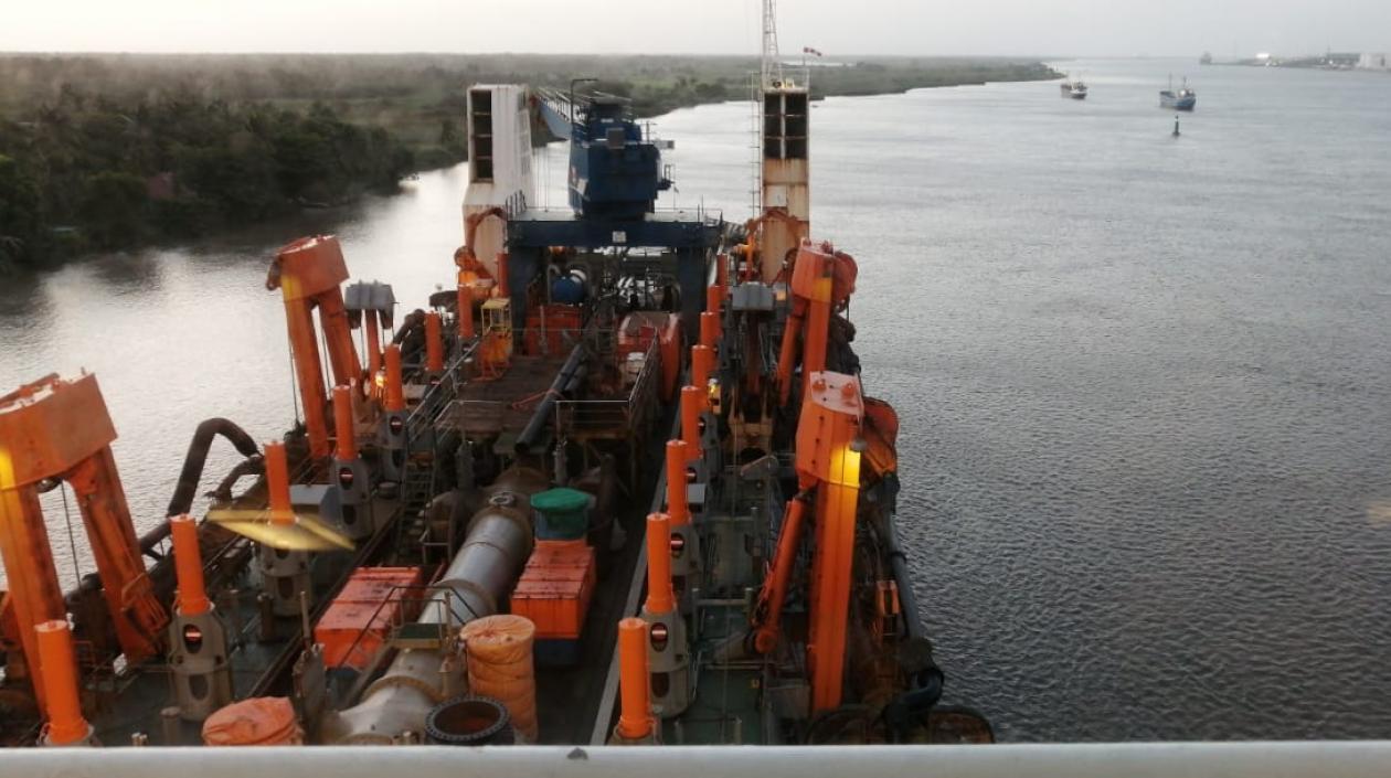 La draga Lelystad en el Puerto de Barranquilla.