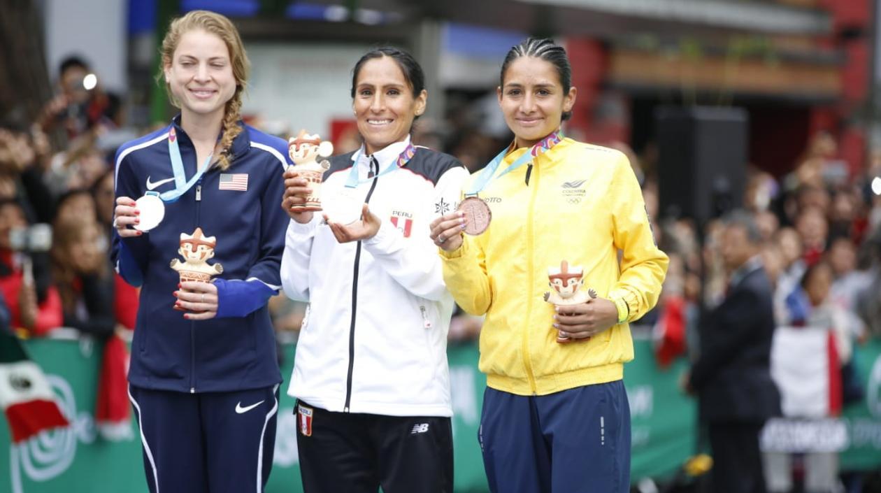 Angie Orejuela en el podium y mostrando su medalla de bronce