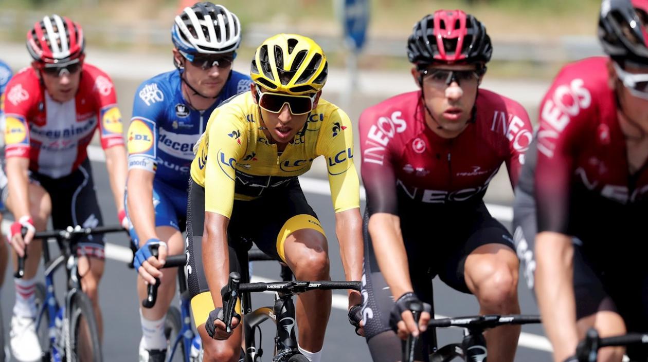 Egan Bernal luciendo la camiseta amarilla.