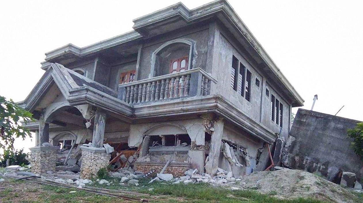Casas e iglesias fueron afectadas por los temblores.
