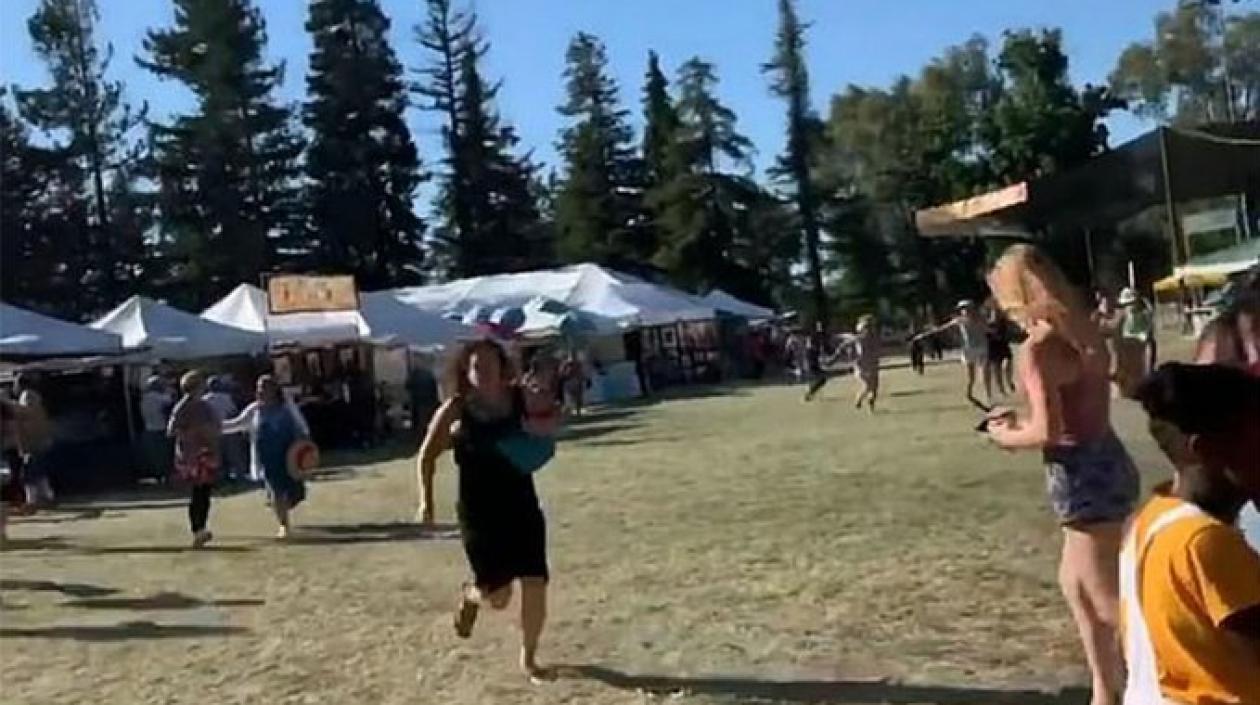 Personas huyen del lugar del tiroteo en California.