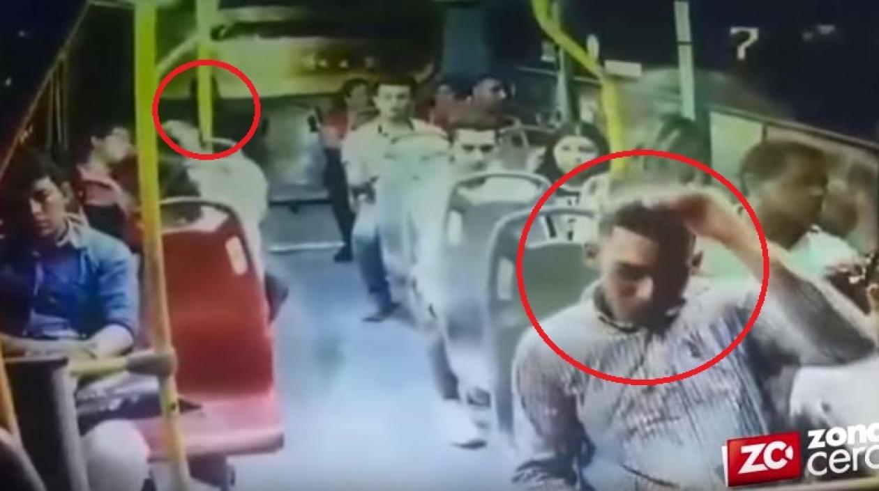 Los delincuentes en las posiciones en que se ubicaron en el bus.