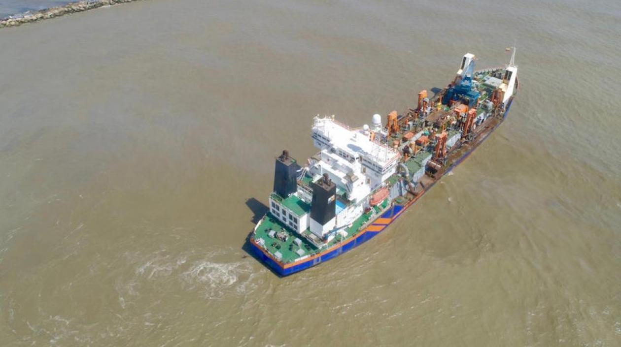 La draga 'Lelystad' trabajando en el sector de Bocas de Ceniza.