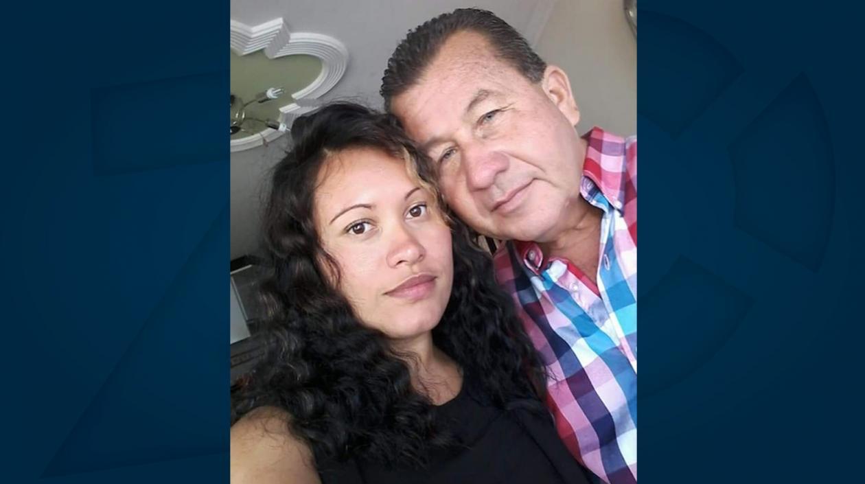 El pensionado de la Policía junto a su pareja asesinada.