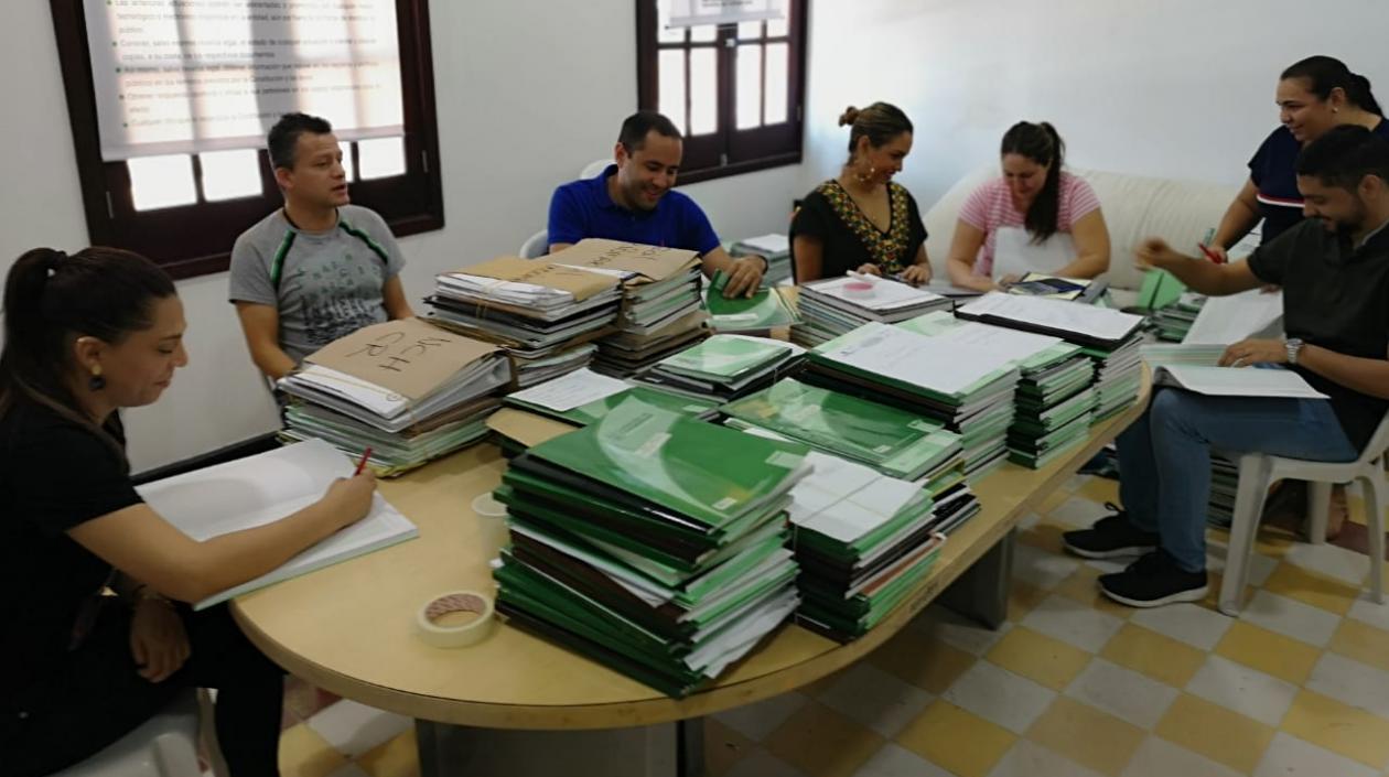 Funcionarios de la Registraduría en el análisis de la información de los candidatos inscritos.