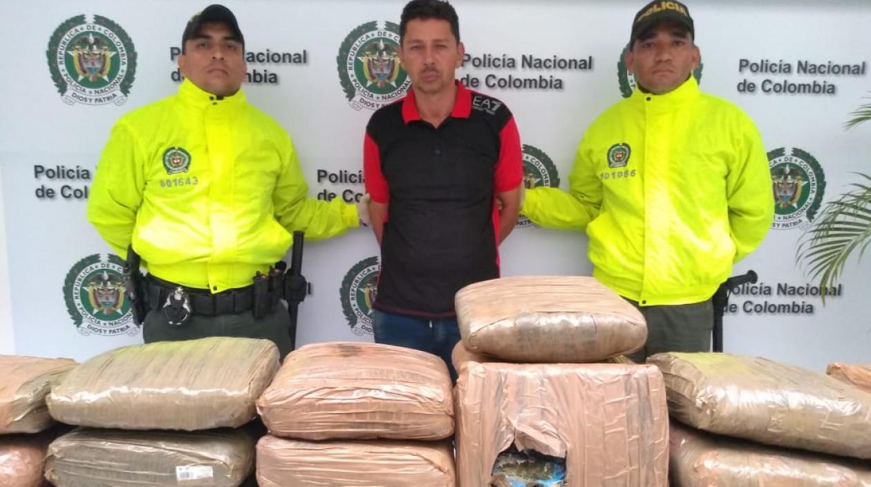 John Fredy Salazar y la marihuana incautada.