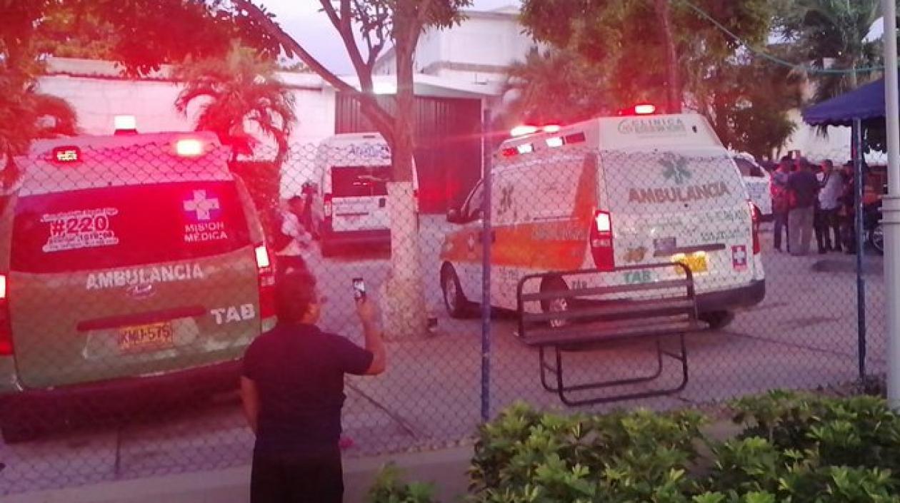 Ambulancias recogen los heridos en la Cárcel Distrital.