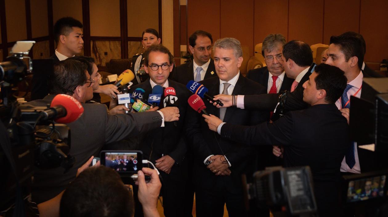 Presidente Duque, en compañía del Ministro de Agricultura y el Presidente de Augura.