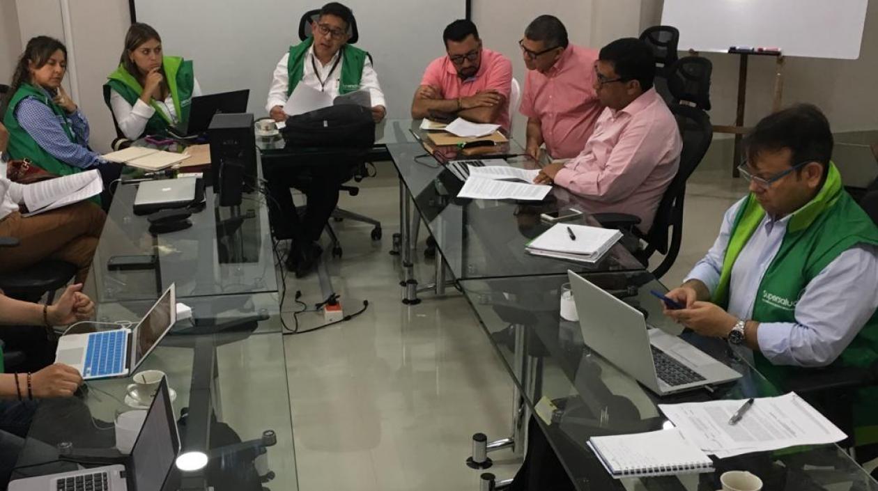 Funcionarios de la Supersalud en la intervención a Comfacor.