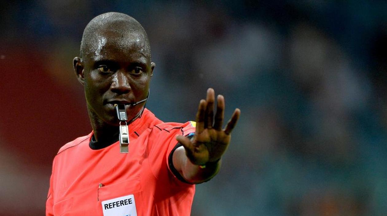 El árbitro gambiano Bakary Gassama. 