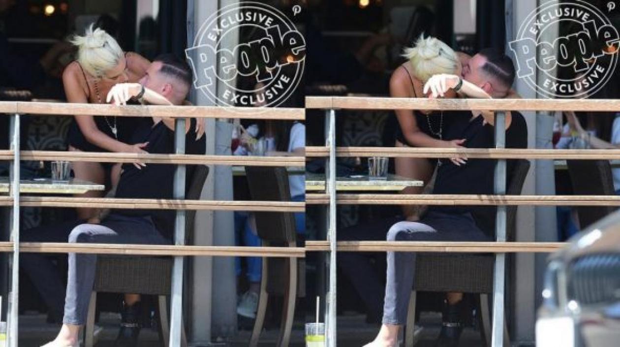 La cantante Lady Gaga y el ingeniero de sonido Dan Horton besándose.