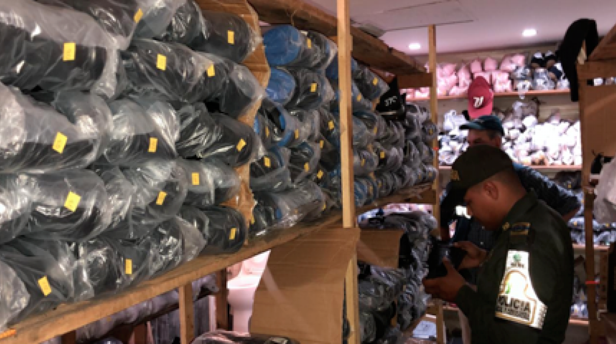 Parte de los elementos incautados en una oficina, que funcionaba como bodega de contrabando.