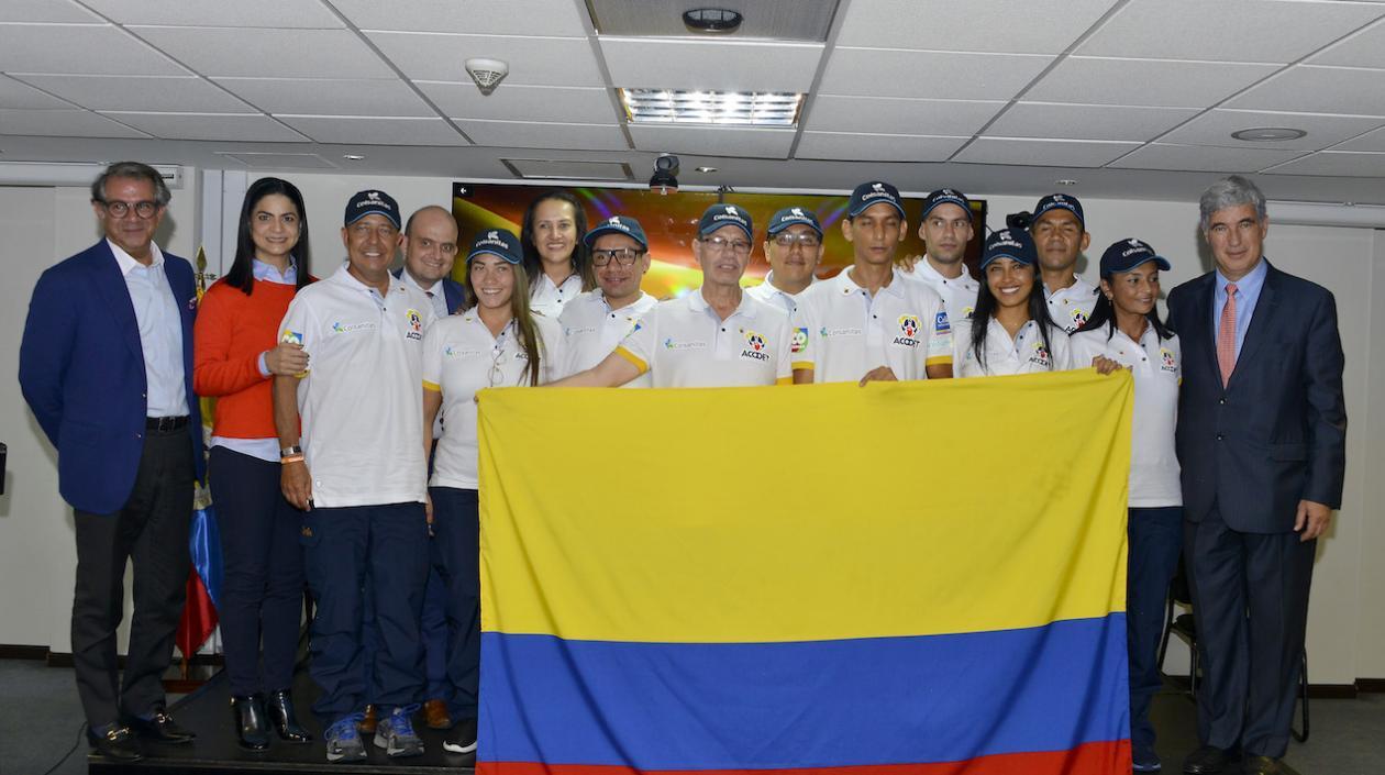 Ministro de Salud entregó la bandera a los deportistas trasplantados.