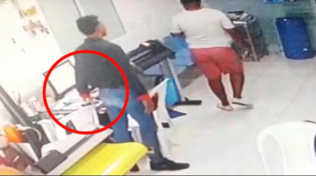 El hombre cuando tomaba el celular.